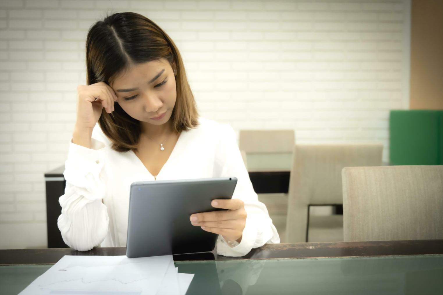 Zufriedenes Model nach professionellem Make-up und erfolgreichem Fotoshooting