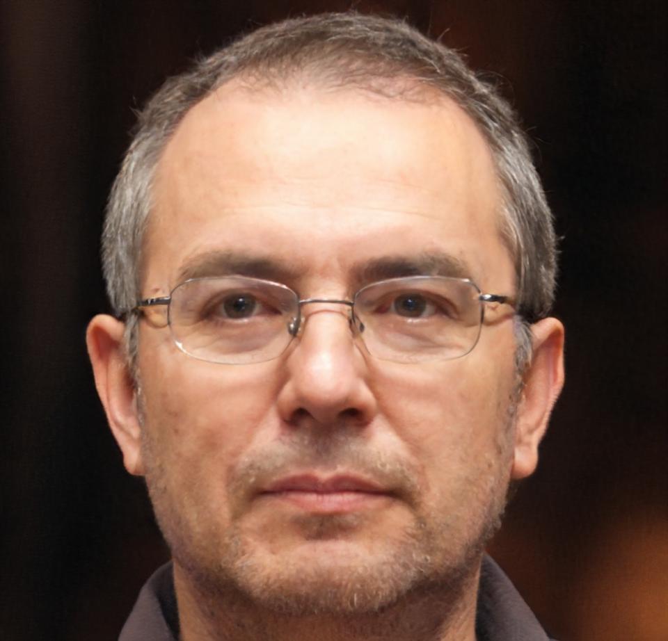 Kursleiter demonstriert professionelle Make-up Techniken