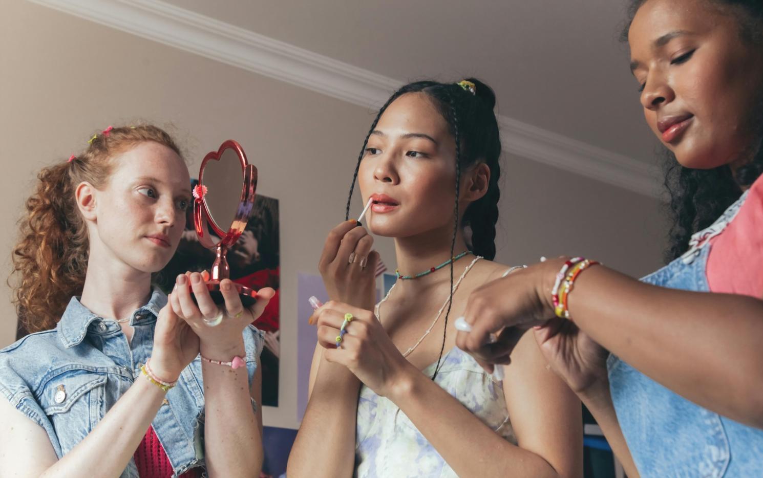 Professionelle Make-up Künstlerin bei der Arbeit an einem Fotoshooting
