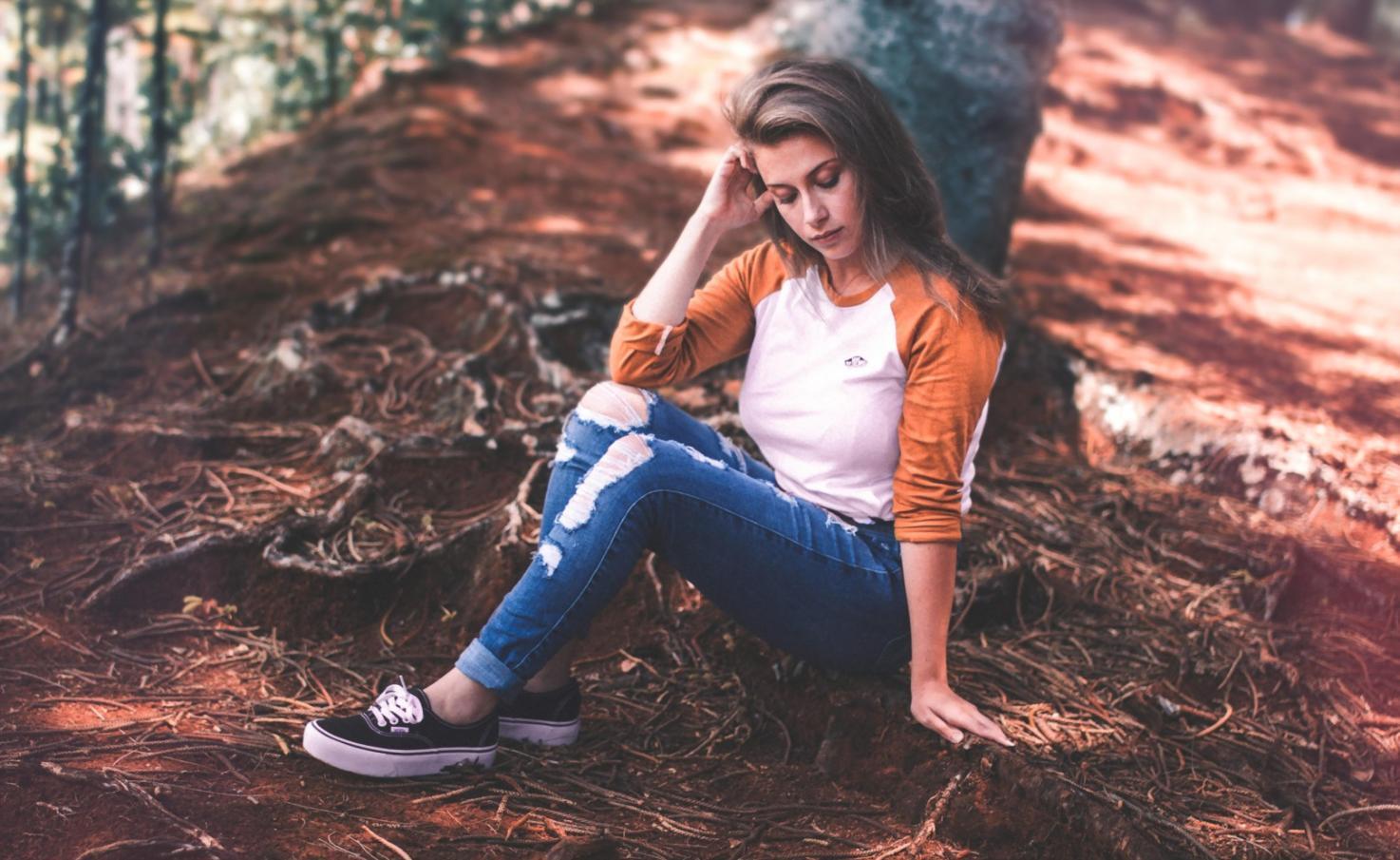 Detailaufnahme professioneller Make-up Anwendung während eines Fotoshootings